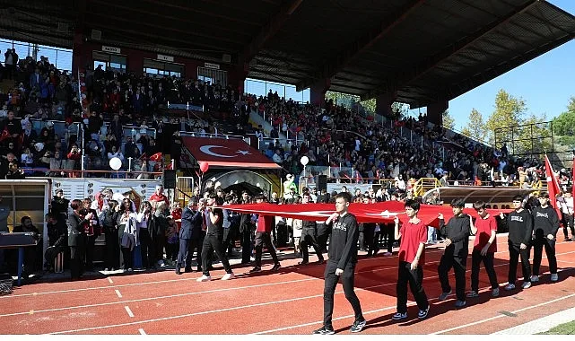 İnegöl’de 29 Ekim Cumhuriyet Bayramı’nın 102. Yıldönümü düzenlenen törenlerle coşkuyla