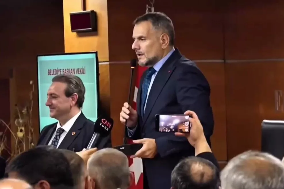 İstanbul Bayrampaşa’da, mevcut belediye başkanı Hasan Mutlu’nun görevden uzaklaştırılmasının ardından