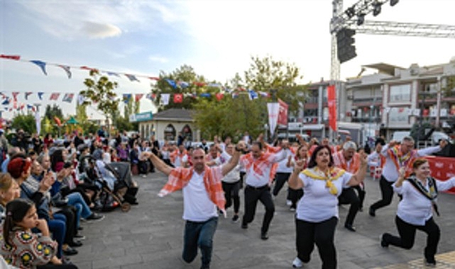 İzmirliler, Türkiye Cumhuriyeti’nin 102. kuruluş yılını kentte düzenlenecek birbirinden farklı