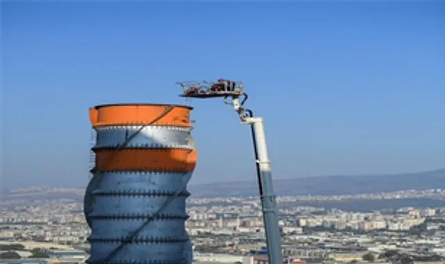 Bornova’da bir fabrikanın bacasına temizlik yapmak amacıyla çıkan iki işçi,
