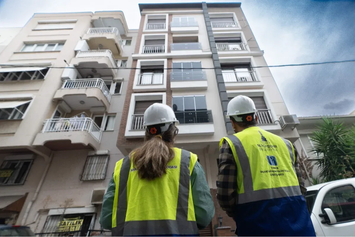 İzmir Büyükşehir Belediyesi öncülüğünde riskli yapı olduğu düşünülen ya da