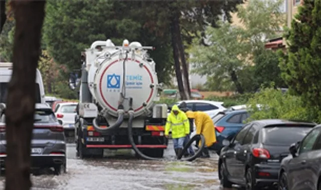 İzmir Büyükşehir Belediyesi İZSU Genel Müdürlüğü ekipleri sabah erken saatlerden