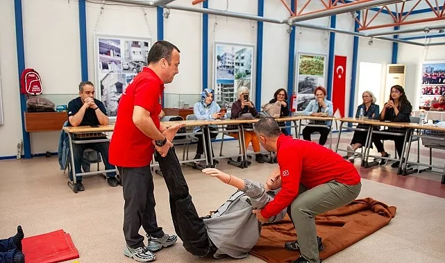 Karşıyaka Belediyesi, ‘Karşıyaka Afet Gönüllüleri’ projesinde ikinci dönem kayıtlarını başlattı.