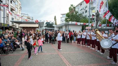 Karşıyaka Belediyesi tarafından düzenlenen “Cumhuriyet Bayramı” etkinlikleri büyük coşkuya sahne