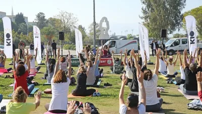 Karşıyakalılar, yaz mevsimini açık havada yoga etkinliği ile uğurladı. Karşıyaka