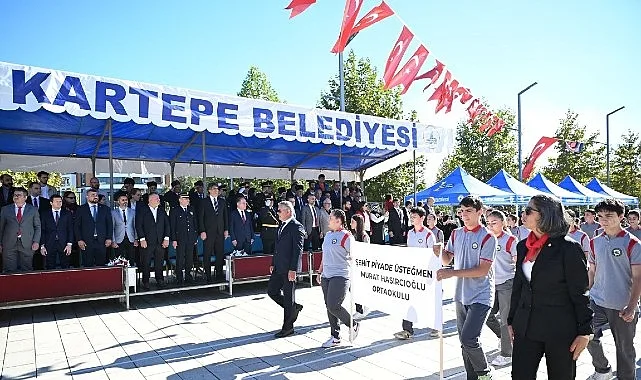 Kartepe’de 29 Ekim Cumhuriyet Bayramı kutlamaları, Kartepe Kartepe Meydanı’nda coşkuyla