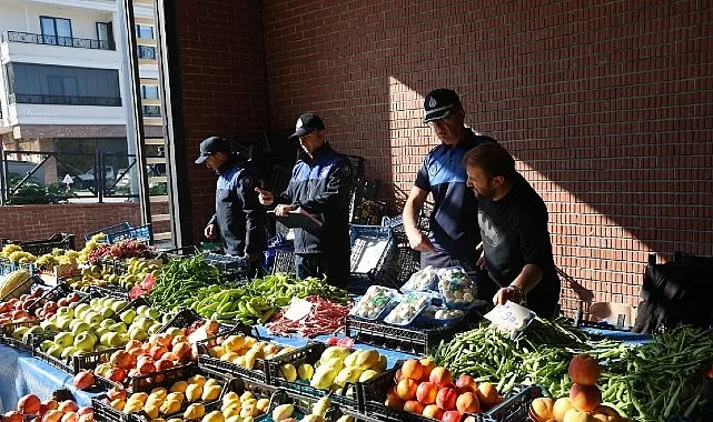 Kartepe Belediyesi Zabıta Müdürlüğü ekipleri, ilçe genelinde kurulan semt pazarlarında