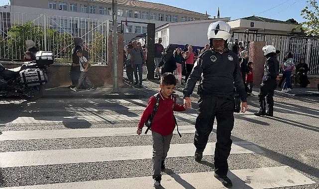 Keçiören Belediyesi Zabıta Müdürlüğü’ne bağlı ekipler, okulların açılmasıyla birlikte ilçe