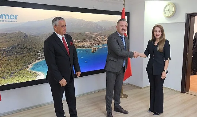 Cumhuriyet'in kuruluşunun 102. yıl dönümü dolayısıyla Kemer'de kutlama programı düzenlendi.