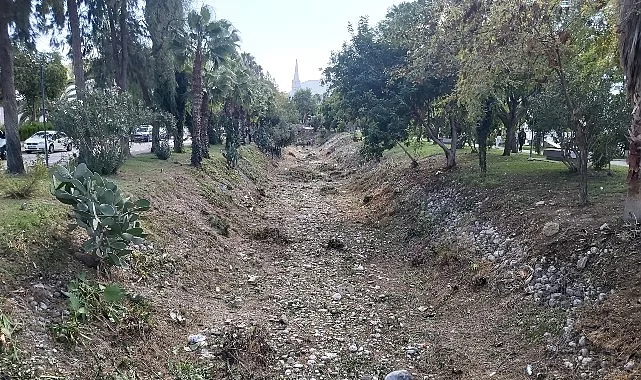 Kemer Belediyesi Park ve Bahçeler Müdürlüğü ekipleri, ilçe genelindeki dere
