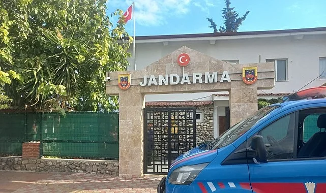 Kemer Belediyesi Temizlik İşleri Müdürlüğü ekipleri, ilçe genelindeki kamu kurumlarında