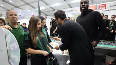 Kocaelispor Teknik Direktörü Selçuk İnan, Takım Kaptanı Gökhan Değirmenci ve