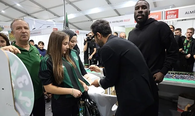 Kocaelispor Teknik Direktörü Selçuk İnan, Takım Kaptanı Gökhan Değirmenci ve