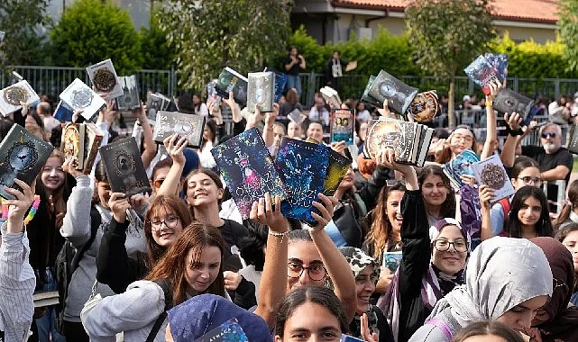 Uluslararası 15. Kocaeli Kitap Fuarı’nda, sevdikleri yazarlarla buluşmak isteyen gençler