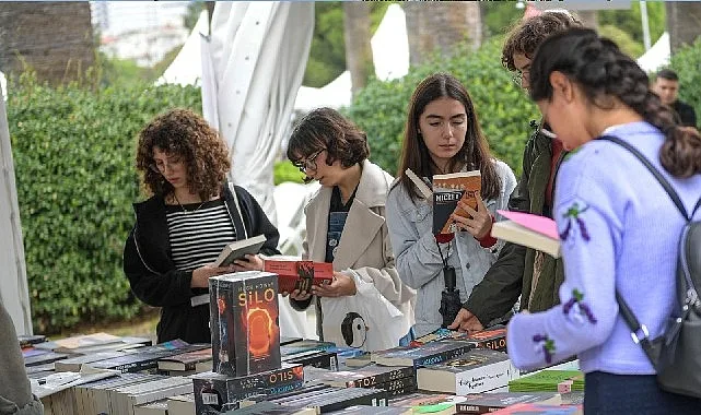İzmir Büyükşehir Belediyesi ev sahipliğinde kapılarını açan 6. İzmir Kitap