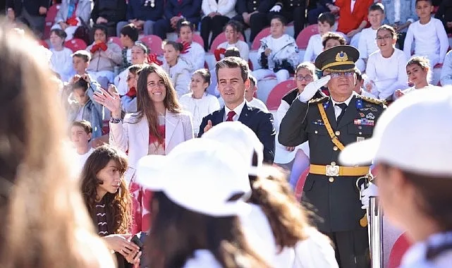 Cumhuriyet’in 102. yılı, Çeşme’de binlerce vatandaşın katılımıyla büyük bir coşkuyla kutlandı.