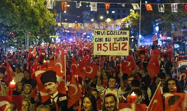 Maltepe’de, Cumhuriyetin kuruluşunun 102’nci yılı coşkuyla kutlandı. Meşaleler, Atatürk posterleri