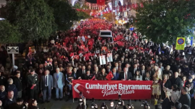 Manisa’da Cumhuriyet Bayramı Coşkusu: Binler ‘Büyük Manisa Yürüyüşü’nde Buluştu.