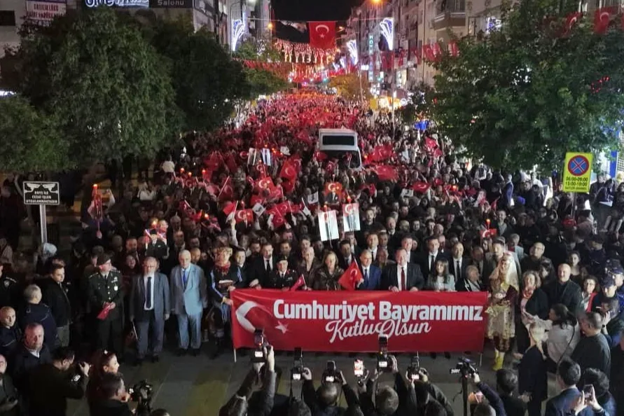 Manisa’da Cumhuriyet Bayramı Coşkusu: Binler ‘Büyük Manisa Yürüyüşü’nde Buluştu.