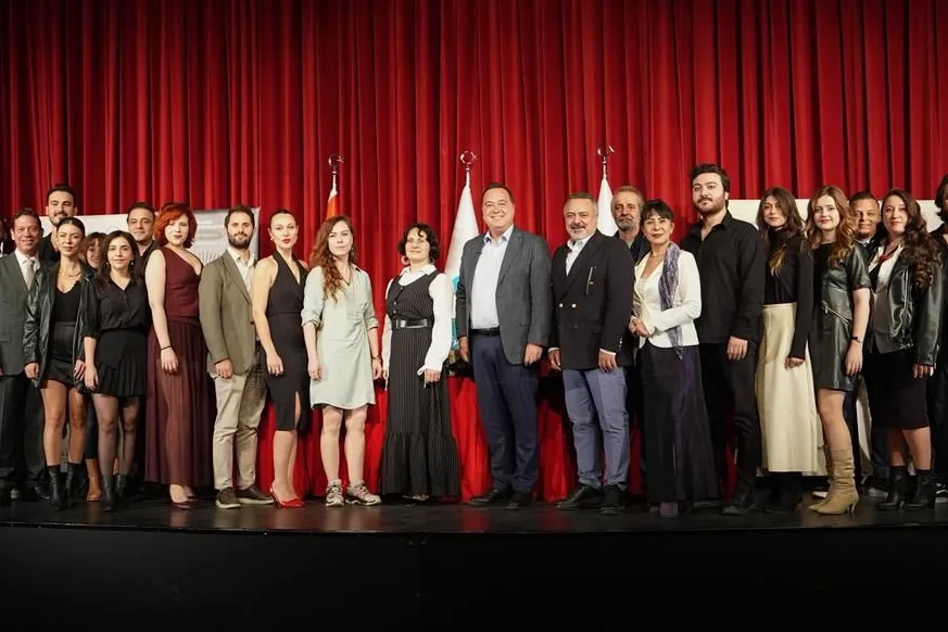 Manisa Büyükşehir Belediyesi Şehir Tiyatrosu, yeni sezonda da sanatın birleştirici,