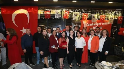 Menderes Cumhuriyet coşkusunu birçok etkinlik ve törenle sonuna kadar yaşadı. 