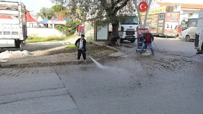 Menderes Belediyesi, iki büyük cadde üzerinde geniş çaplı temizlik işlemi