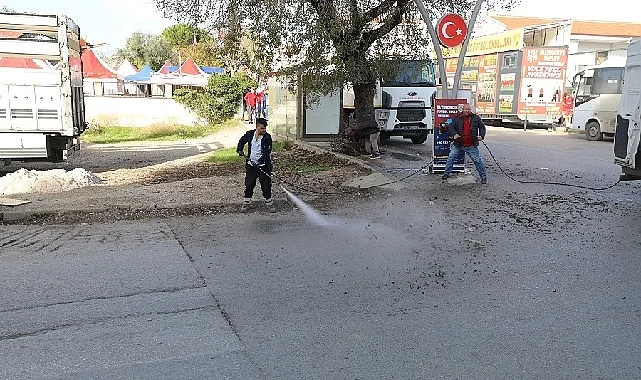 Menderes Belediyesi, iki büyük cadde üzerinde geniş çaplı temizlik işlemi