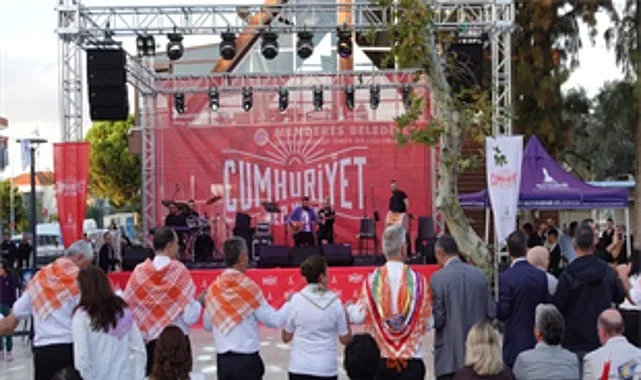 İzmir Büyükşehir Belediyesi’nin Cumhuriyet Bayramı’nın 102’nci yılı kutlamaları nedeniyle kentin
