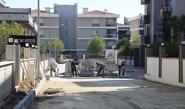 Menderes Belediyesi, Altıntepe Mahallesi’nde kilit parke döşeme çalışması gerçekleştiriyor. 