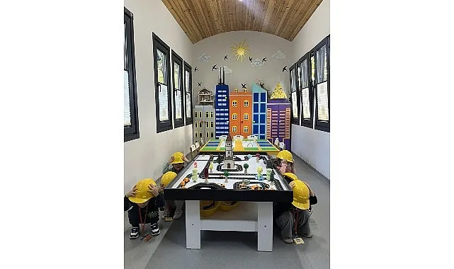 Kocaeli Büyükşehir Belediyesi’ne bağlı Lokomotif Çocuk Köyü’nde “Minik Mimarlar Atölyesi’ne”