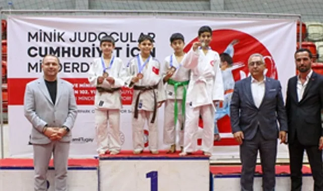 İzmir Büyükşehir Belediyesi tarafından 29 Ekim Cumhuriyet Bayramı için organize