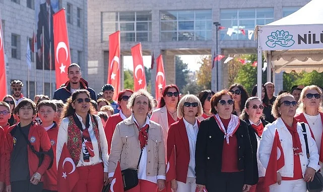 Cumhuriyet’in 102’nci yıl dönümü kutlamaları, Nilüfer’de Atatürk Anıtı’na çelenk konulmasıyla