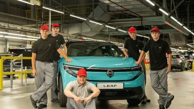 Yeni kurulan Nissan Skills Academy'nin ilk öğrencileri, sınıf ve atölye
