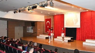 Çiğli Belediyesi Gençlik Tiyatrosu, Cumhuriyet’in 102. yılı kapsamında hazırladığı “O’nun