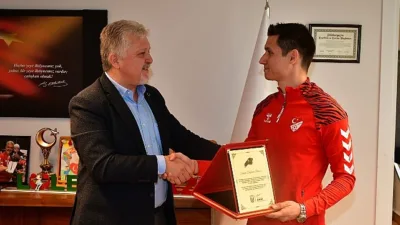 Düzce’de oynanan futbol müsabakasında tribünde rahatsızlanan taraftar için maçı durdurup