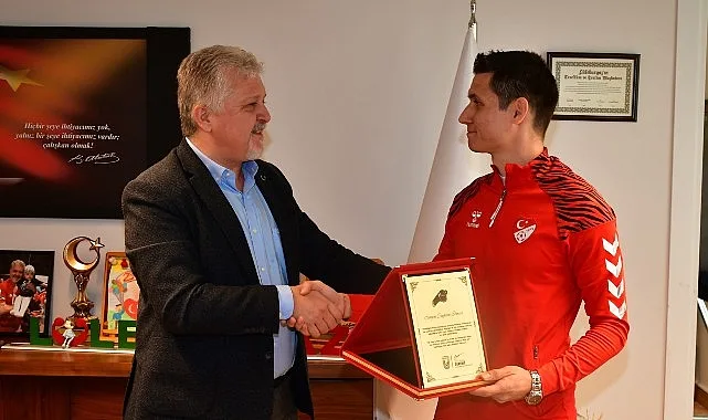 Örnek hakemden Başkan Gerenli’ye ziyaret Düzce’de oynanan futbol müsabakasında tribünde rahatsızlanan taraftar için maçı durdurup