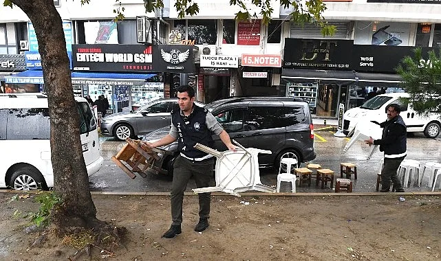   Osmangazi Belediyesi Zabıta Müdürlüğü’ne bağlı ekipler, kaldırım ve yolları