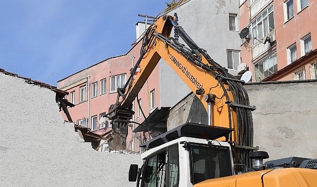 Osmangazi Belediyesi, ilçedeki kaçak yapıları tespit ederek bir bir yıkmaya