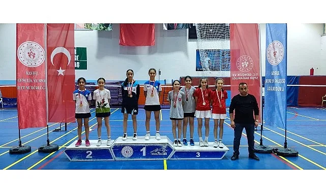 Osmangazi Belediyespor Badminton Takımı sporcuları, kıyasıya mücadelelerin yaşandığı Cumhuriyet Kupası