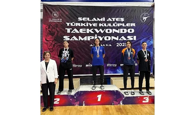 Osmangazi Belediyespor Taekwondo Takımı sporcularından Şevval Melek Kanbur, Selami Ateş