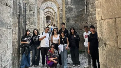 İzmir Büyükşehir Belediyesi bünyesinde kurulan Çiğli Dil Destek Merkezi üyesi