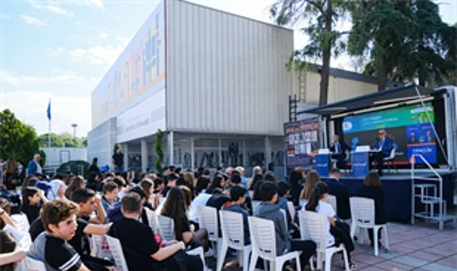 İzmir Büyükşehir Belediyesi’nin ev sahipliğinde Kültürpark’ta düzenlenen İZKİTAP – 6.