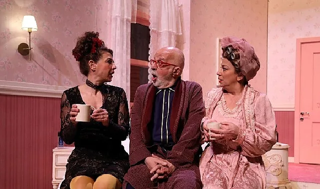 İstanbul Büyükşehir Belediyesi Şehir Tiyatroları, en beğenilen komedilerinden “Yatak Odası