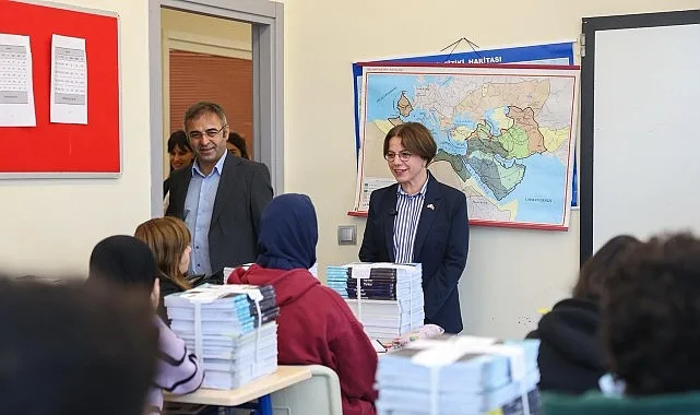 Maltepe Belediyesi, öğrencilerin eğitim yolculuğuna desteğini sürdürüyor. Cumhuriyet Eğitim Merkezi’nde