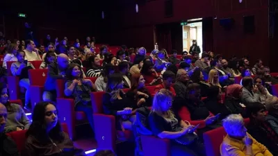 İstanbul Büyükşehir Belediyesi Şehir Tiyatroları Dennis Kelly’nin yazdığı, Ogeday Erkut’un yönettiği “Öksüzler” oyununu