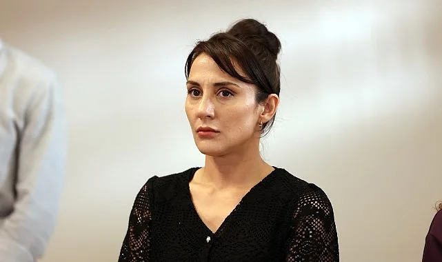 Hazal Kaya ve Çağlar Ertuğrul’u başrollerinde buluşturan, ilk sezonuyla büyük ses getiren