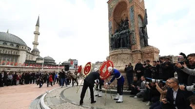 Türkiye Cumhuriyeti’nin 102’nci kuruluş yıldönümü, Taksim Cumhuriyet Anıtı’nda gerçekleştirilen çelenk