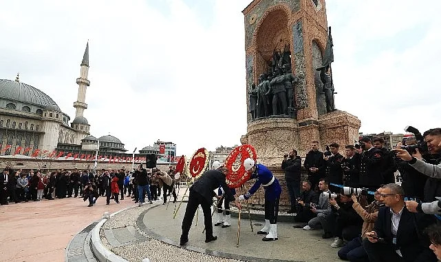 Türkiye Cumhuriyeti’nin 102’nci kuruluş yıldönümü, Taksim Cumhuriyet Anıtı’nda gerçekleştirilen çelenk