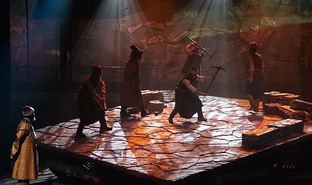 Kocaeli Şehir Tiyatroları, SDKM’de dünya prömiyerine ev sahipliği yaptı. “Sinan”