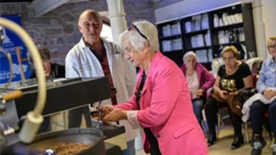 İzmir Büyükşehir Belediyesi Sağlıklı Yaş Alma Merkezi’ne kayıtlı ileri yaş